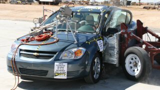 Боковой краш-тест Chevrolet Cobalt без боковых подушек