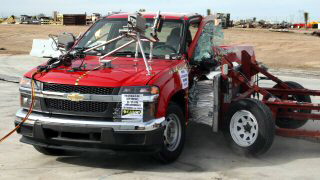 Боковой краш-тест Chevrolet Colorado 2dr