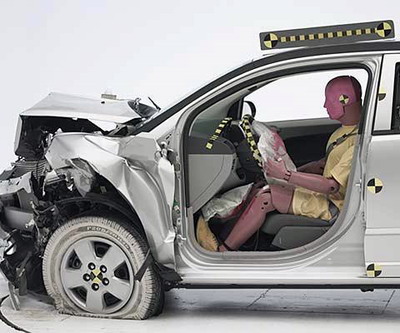 The dummy's position in relation to the steering wheel and instrument panel after the Institute's crash test indicates that the driver's survival space was maintained well