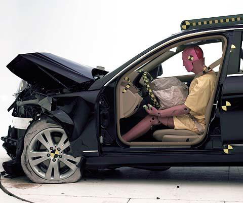 The dummy's position in relation to the steering wheel and instrument panel after the crash test indicates that the driver's survival space was maintained very well (Institute test car shown)