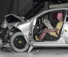 The dummy's position in relation to the steering wheel and instrument panel after the crash test indicates that the driver's survival space was maintained well