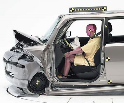 The dummy's position in relation to the steering wheel and instrument panel after the crash test indicates that the driver's survival space was maintained well