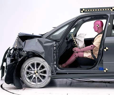 The dummy's position in relation to the steering wheel and instrument panel after the crash test indicates that the driver's survival space was maintained very well