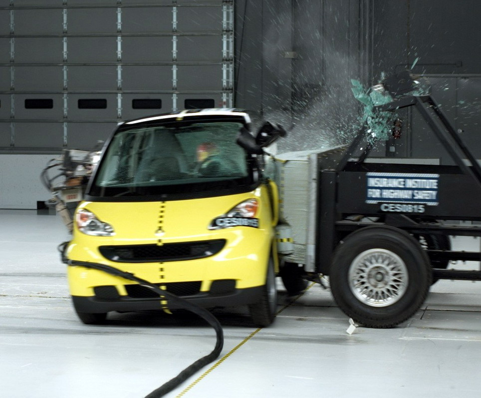 Краш тест смарт. IIHS 2008 Smart Fortwo. Smart Fortwo 451 краш тест. Smart Fortwo 450 crash Test. Краш тест смарт Мерседес.